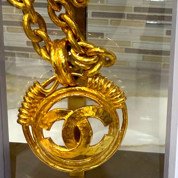 Vintage CHANEL GOLD CC WITH WRAPS 24K plated and pristine condition, WITH COA - Picture 2 of 5